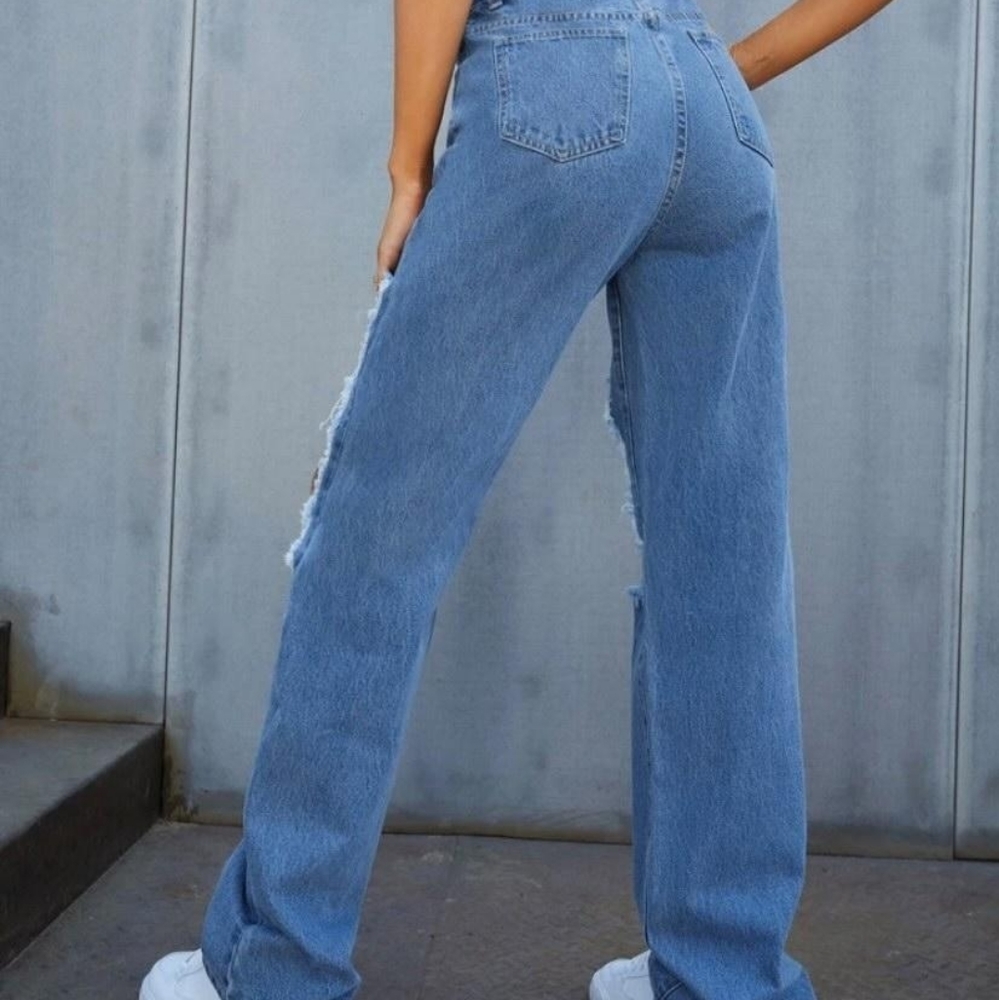 I'm selling these jeans because they were tight.